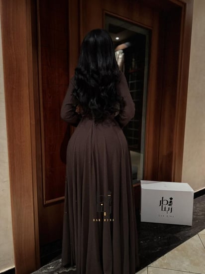 فستان كرستال ناعم بني طويل صورة من الخلف توضح القصة