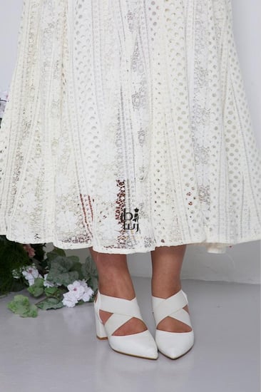 تفاصيل الجزء العلوي في فستان دانتيل راقي سكري من دار رينا