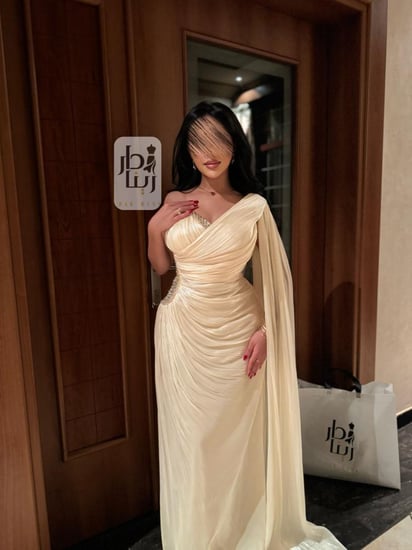 فستان سهرة كرنكل ليموني مطرز بقصة ضيقة وطويلة – إطلالة كاملة