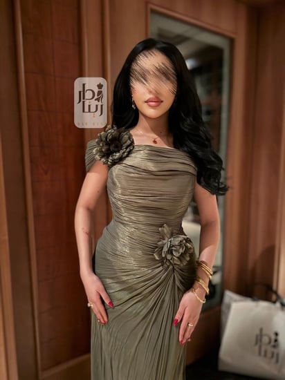 تفاصيل الجزء العلوي لفستان كرنكل سهرة وردتين زيتي