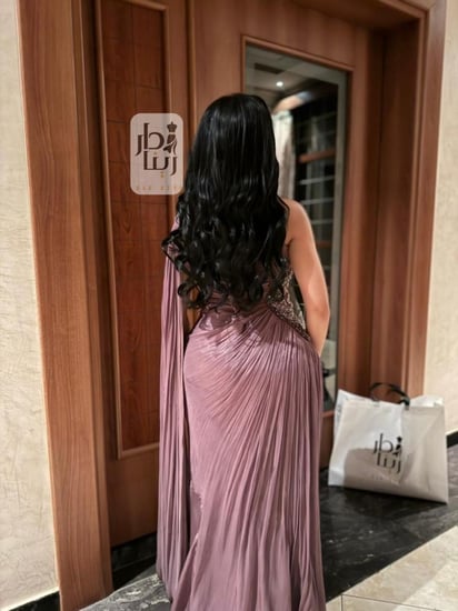 فستان سهرة كرنكل مطرز موف – صورة من الخلف توضح القصة