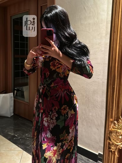 إطلالة كاملة أمامية لفستان ناعم مشجر فصوص من دار رينا