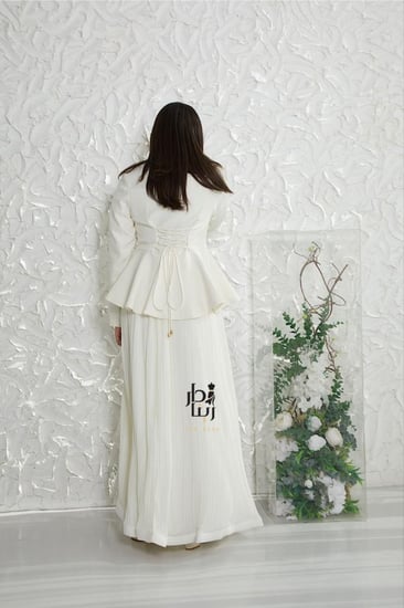 تفاصيل تنورة البليسيه الطويلة في تيور أنيق قطعتين سكري