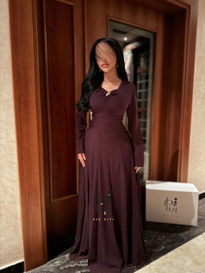 تفاصيل الكرستال الناعم في فستان كرستال ناعم عنابي من دار رينا