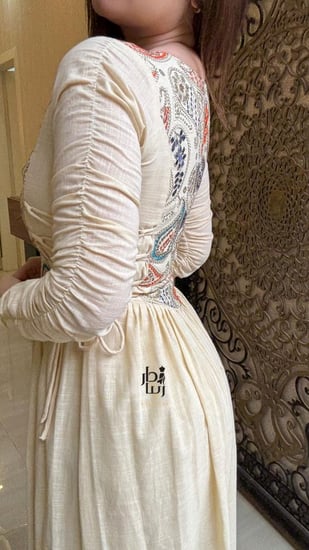 صورة توضح اتساع وتنورة جلابية مطرز ربيانة ميدي من دار رينا