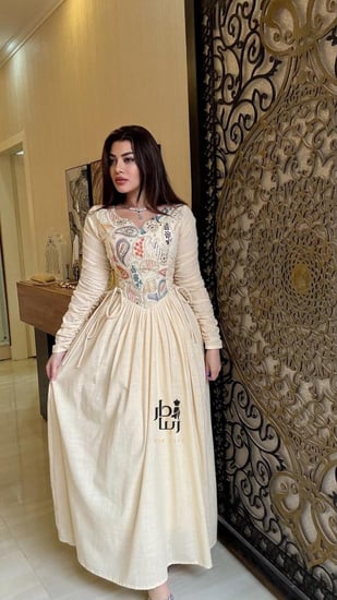 تفاصيل جوانب الربط على الخصر في جلابية مطرز ربيانة جوانب ربط