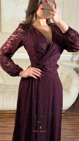 تفاصيل الجزء العلوي وقصة اللف في فستان دانتيل ناعم كرستال عنابي