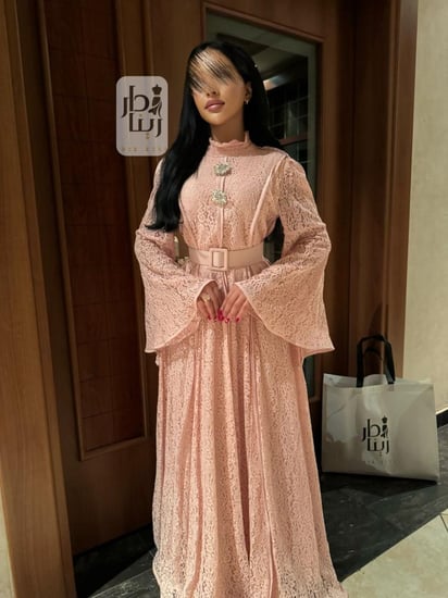 ستان دانتيل زهري ناعم طويل بأكمام واسعة إطلالة أمامية كاملة