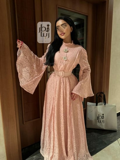 فستان دانتيل ناعم زهري بحزام على الخصر صورة أمامية