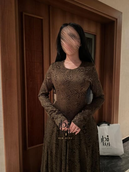 تفاصيل الجزء العلوي لفستان دانتيل ناعم راقي بني بأكمام طويلة