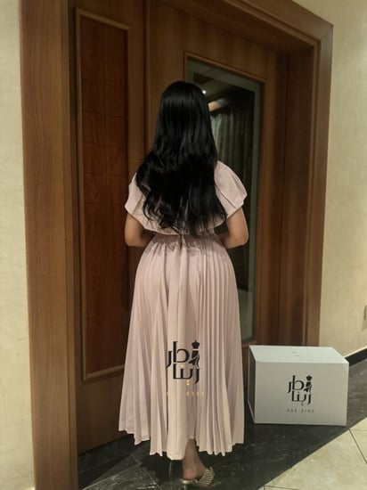 فستان بناتي ميد باربي تكسير زهري صورة من الخلف توضح القصة