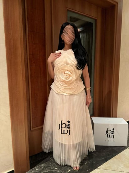 تفاصيل تنورة البليسيه الميدي في فستان تيور قطعتين مورد بيج