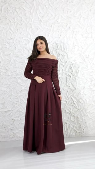 فستان تب أكمام تل تكسير عنابي يظهر حركة التنورة بإطلالة عيد أنثوية