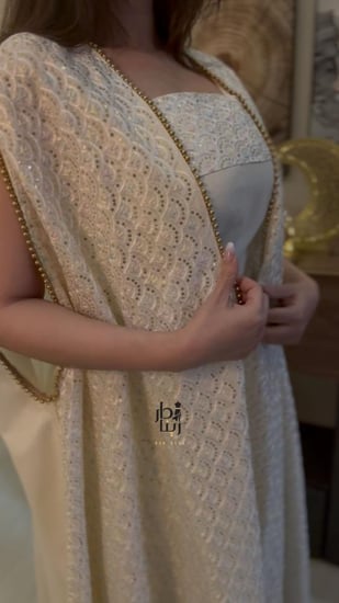 جلابية قطعتين طاؤوس مطرز مع حواف لول تظهر انسدال القطعة الخارجية