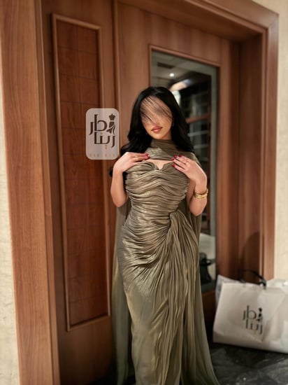 فستان سهرة كركل عقدة زيتي بقصة ناعمة – صورة أمامية