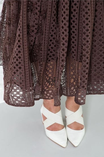 تفاصيل الجزء السفلي في فستان دانتيل راقي بني للعيد