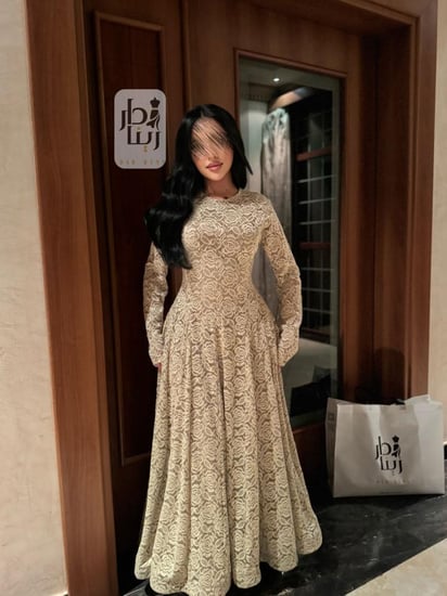 حركة فستان زيتي طويل من الأمام أثناء المشي