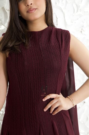 تفاصيل الجزء العلوي في فستان قصير شال جنب شيفون عنابي