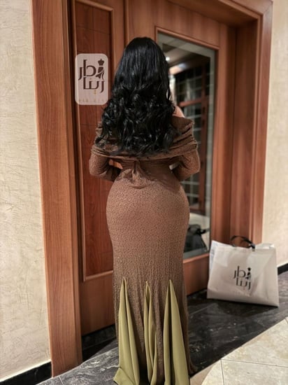 فستان ناعم كرستال شيفون زيتي طويل – صورة من الخلف توضح القصة