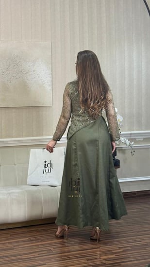 جلابية قطعتين سنارة شك زيتي تظهر حركة الفستان الداخلي الواسع