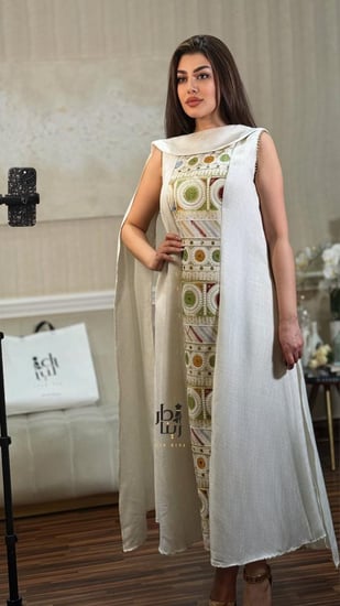 تفاصيل التطريز الأمامي الملون في جلابية شك جناح من كولكشن جلابيات 2026