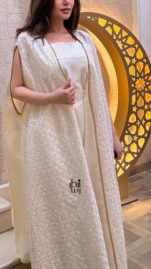 تفاصيل القطعة العلوية في جلابية طاؤوس مطرز مع حواف لول