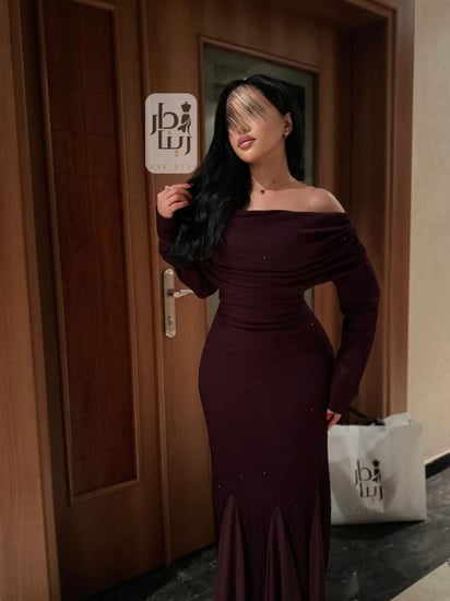 فستان شيفون ناعم عنابي كرستال بقصة حورية للمناسبات 2026 – إطلالة كاملة