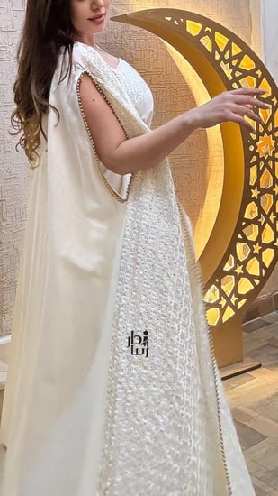 تفاصيل قماش التطريز في جلابية طاؤوس مطرز بحواف لول بلون فاتح