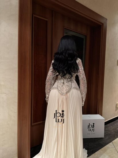 فستان خرز شيفون كسرات بيج طويل صورة من الخلف توضح القصة