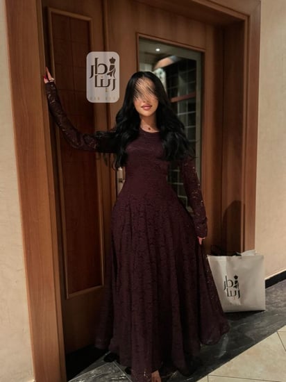 فستان ناعم فضفاض انيق بطلته لعام 2026 من دار رينا