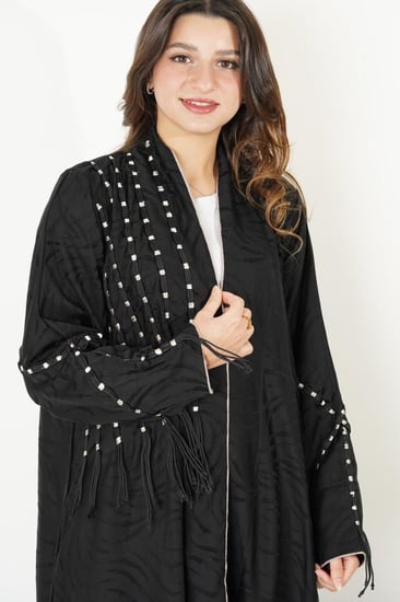 عبايه سوداء مزينة بجدايل من الخيوط