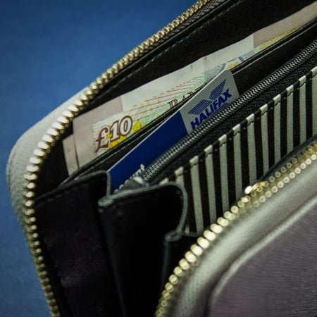 محفظة جلدية بشاحن