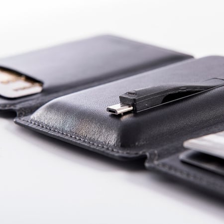 محفظة جلدية وشاحن متنقل