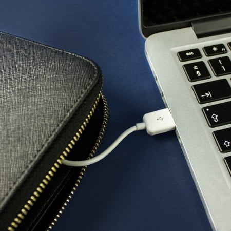 محفظة جلدية بشاحن