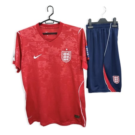 طقم منتخب إنجلترا مع الشورت