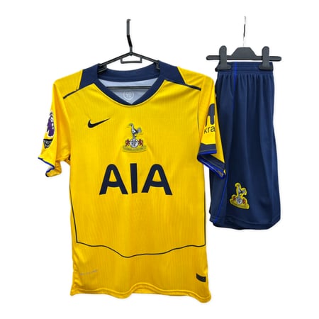 طقم نادي توتنهام مع الشورت