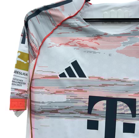 طقم نادي بايرن ميونخ مع الشورت