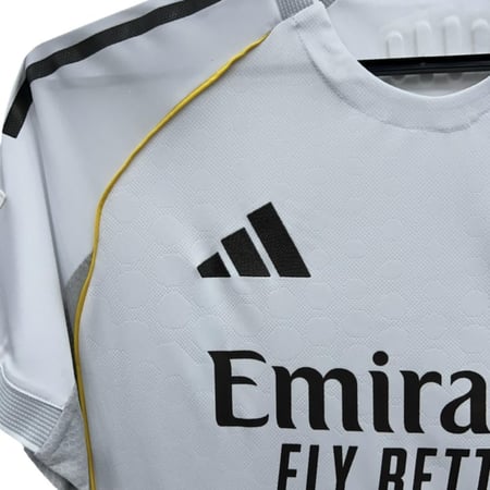 طقم نادي ريال مدريد مع الشورت