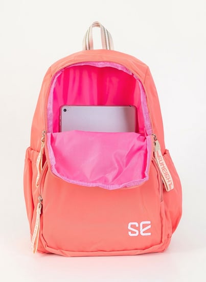 شنطة مدرسية بتصميم كلاسيكي