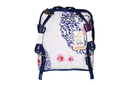 شنطة ظهر مزينة بالأزهار أزرق/ أبيض
