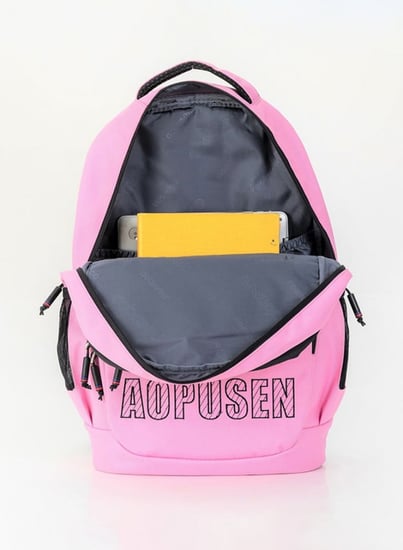 شنطة مدرسية بألوان هادئة