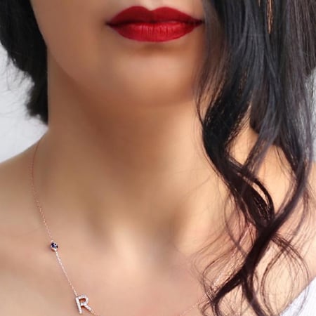 سلسلة حرف بالانجليزي الأنيقة , اللون روز جولد  (LE1) .