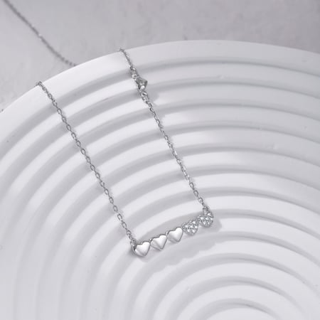 سلسال Line  Hearts  من احجار الـCZ و الفضة المطلية بالروديوم