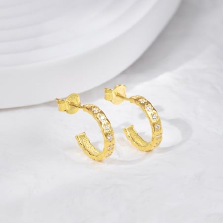 حلق هاف سيركل من احجار الـCZ والفضة المطلية بالذهب