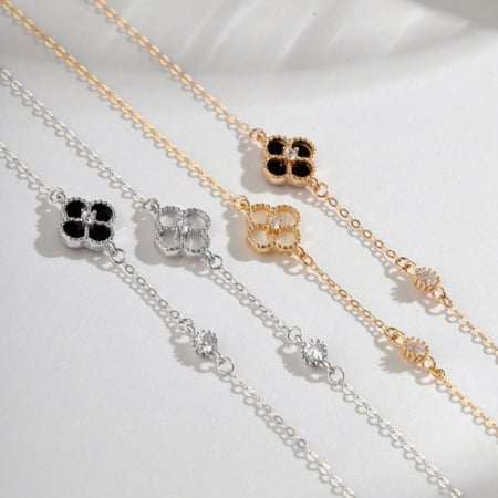 سوار وردة كلوفر من احجار الـCZ والفضة المطلية بالروديوم اللامع