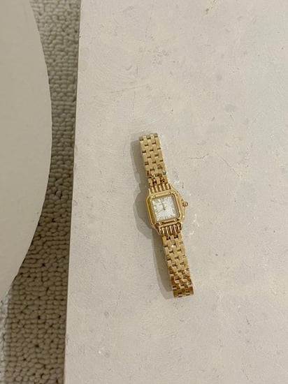 ساعة نسائية بتصميم كارتيير