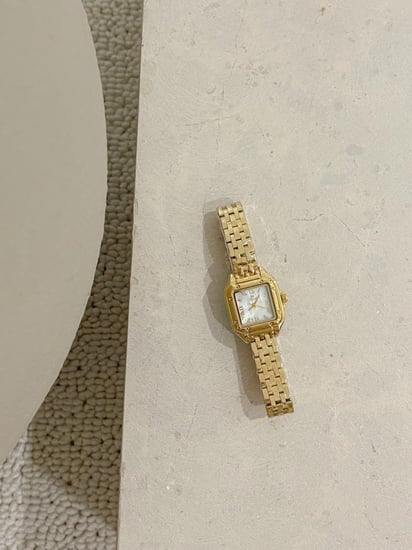 ساعة نسائية بتصميم كارتيير