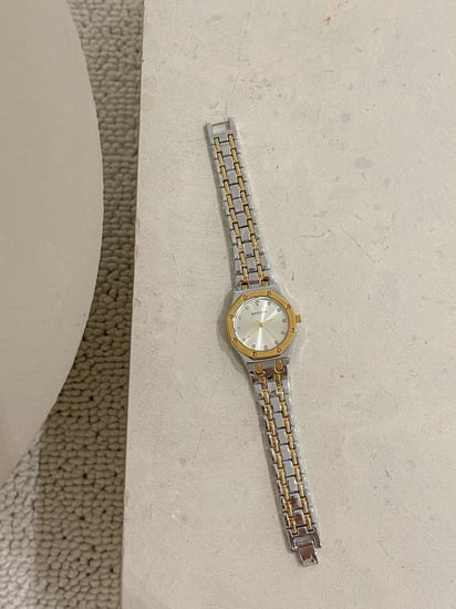 ساعة نسائية بتصميم سداسي