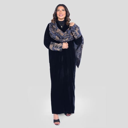 عباية نسائي سوداء مخمل اسود شتوي مع شال كشميري على الصدر والاكمام أزرق