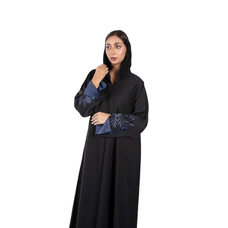 عباية سوداء كم مفتوح مبطن ومطرز باللون الكحلي مع طرحة